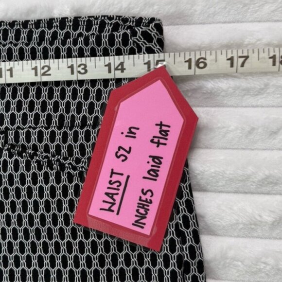 ATTYRE Petite Stretch Pull On Bermuda Shorts W/ Pockets Women's 10P Geometric - Picture 3 of 9